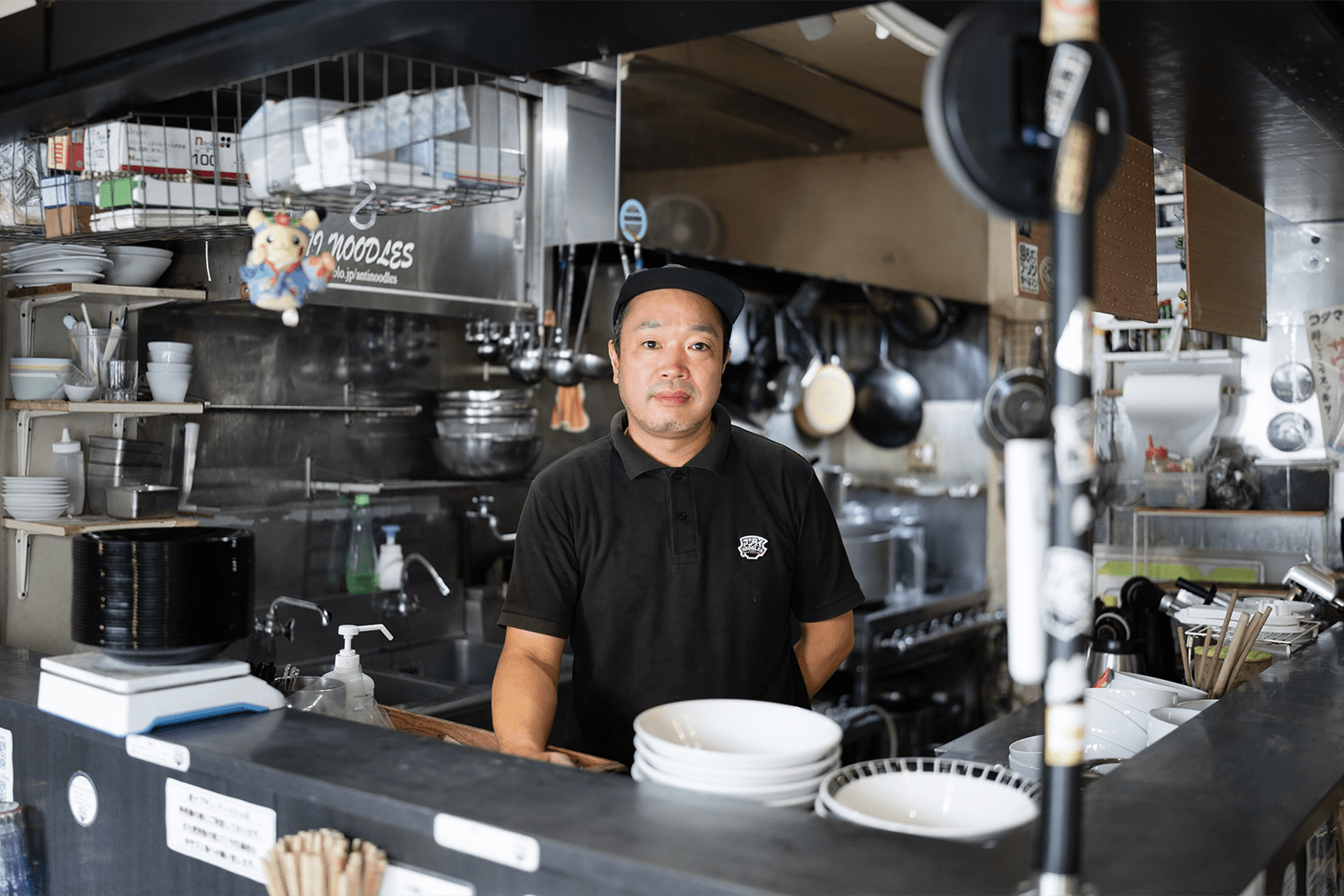 写真:厨房の礒田さん