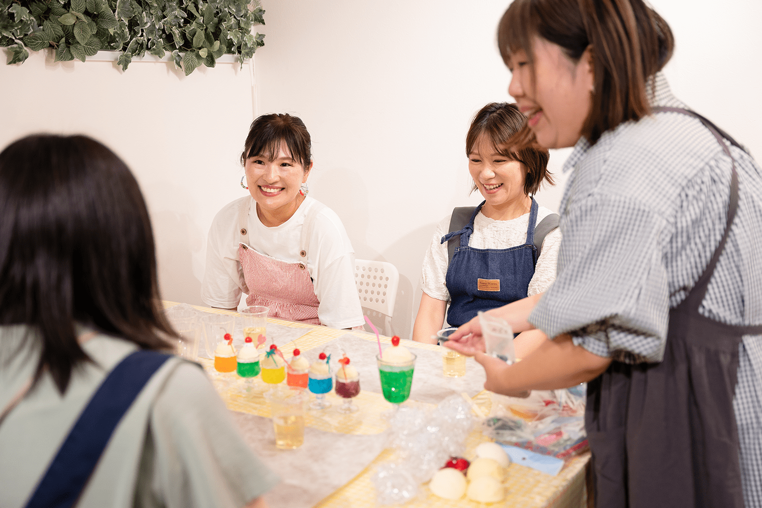 写真:この日の授業は「クリームソーダ」。生徒さんたちも楽しそうです