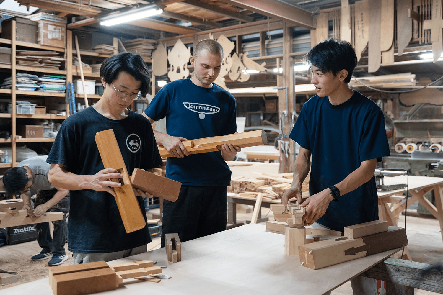 写真:伝統技術の習得に励む三人