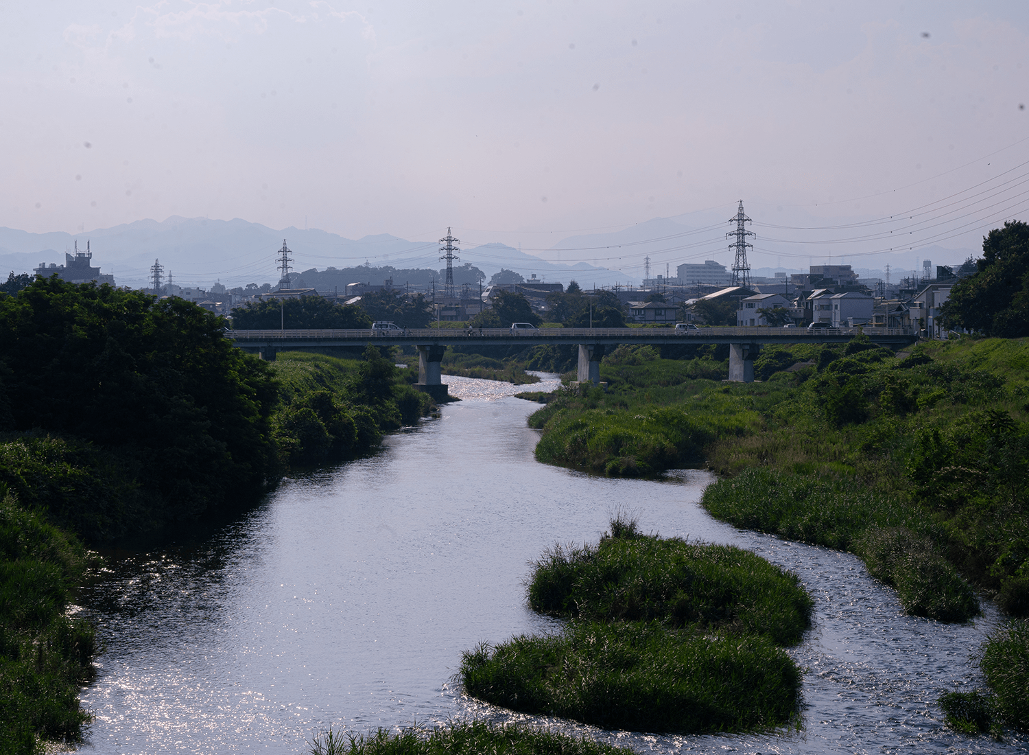 写真:橋の上に立つと川の向こうに山を臨む、ほっとする景色が見えます