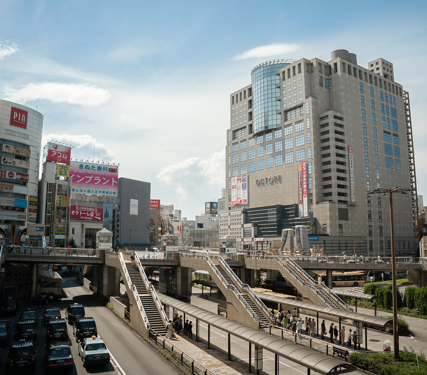 写真:商業施設があつまる八王子駅付近