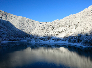 雪の奥多摩湖畔