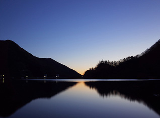 奥多摩湖の夜明け