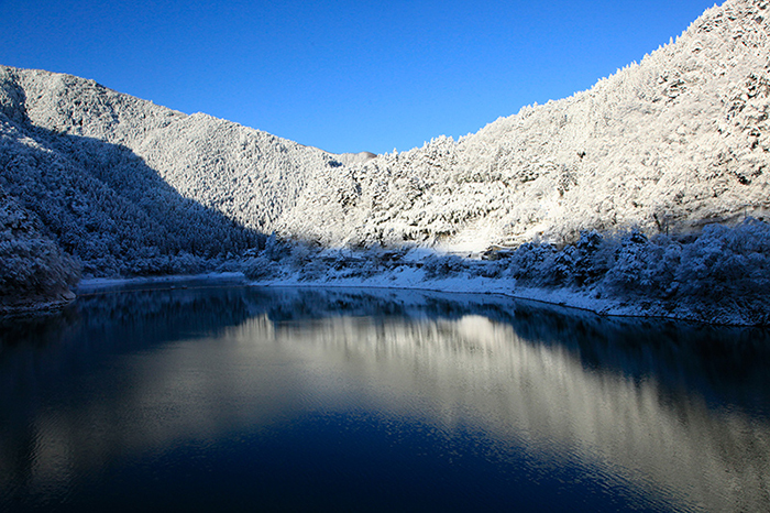 雪の奥多摩湖畔