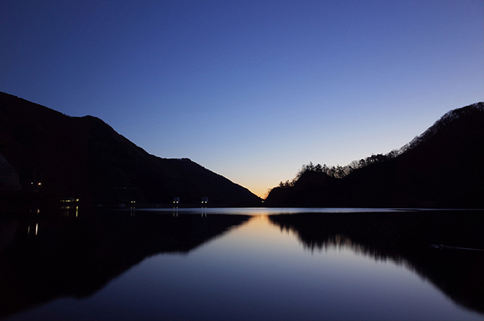 奥多摩湖の夜明け