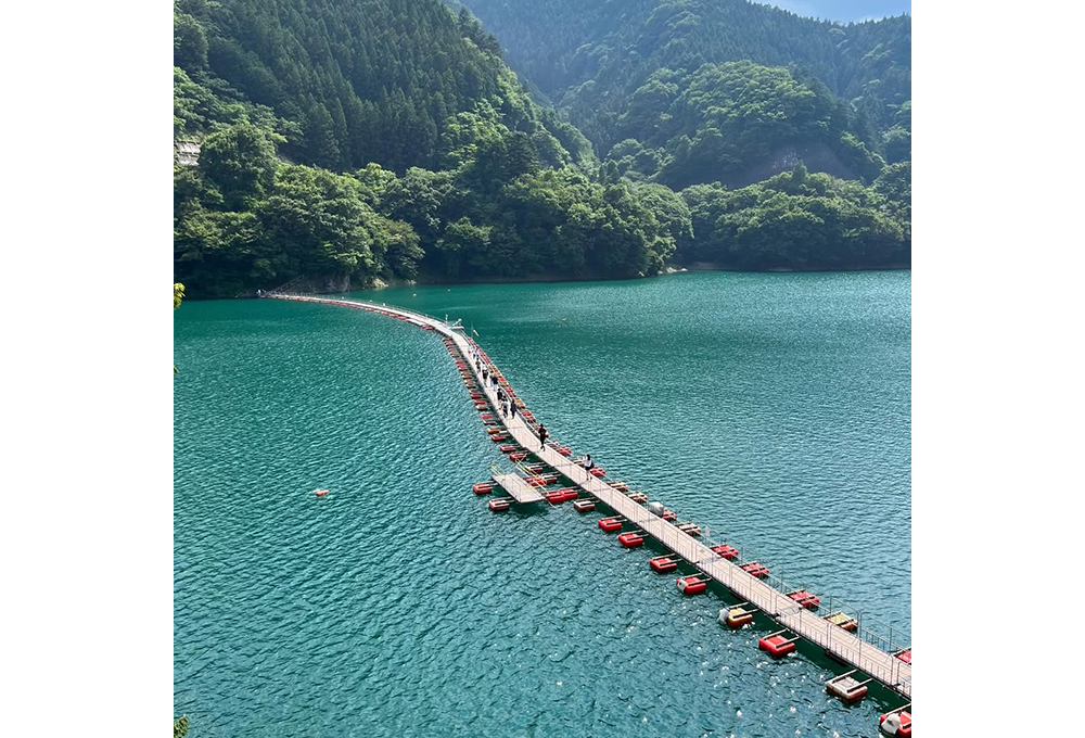 画像：作品名『湖面に浮くドラム缶橋』