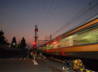 夕焼けに向かって帰る、同じ色の電車。