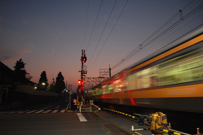 夕焼けに向かって帰る、同じ色の電車。