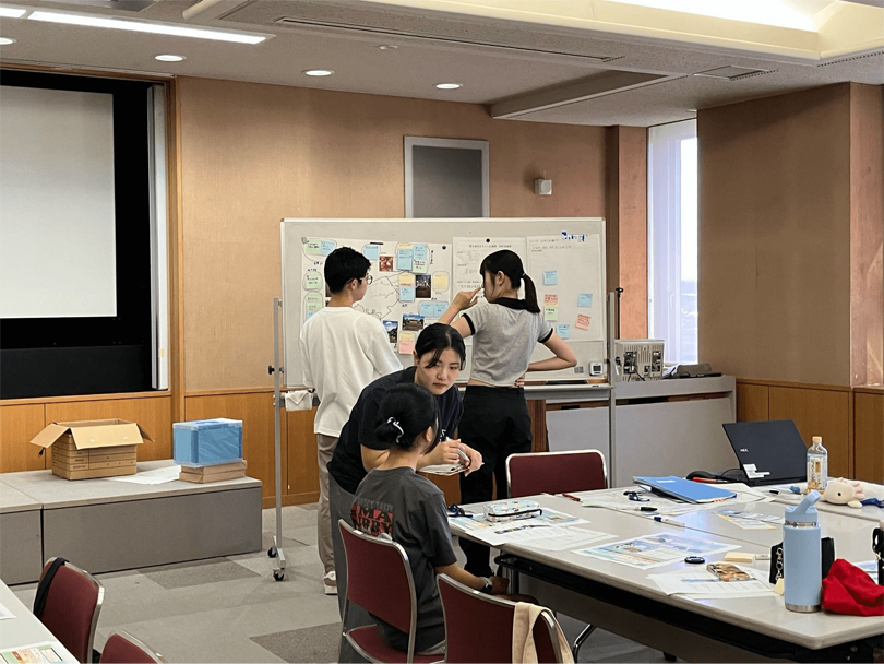 ワークショップで「まちっ子広報部員」と意見を交わす場面