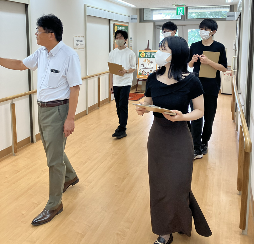 施設内は明るく、バリアフリーで広々としています