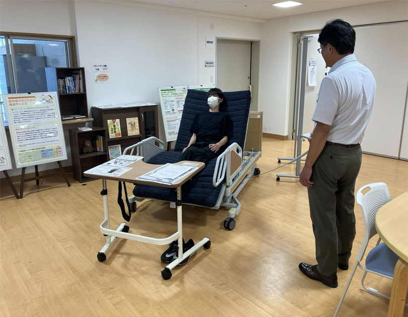 最新の介護ベッドで寝ている状態から起き上がるまでの操作を体験