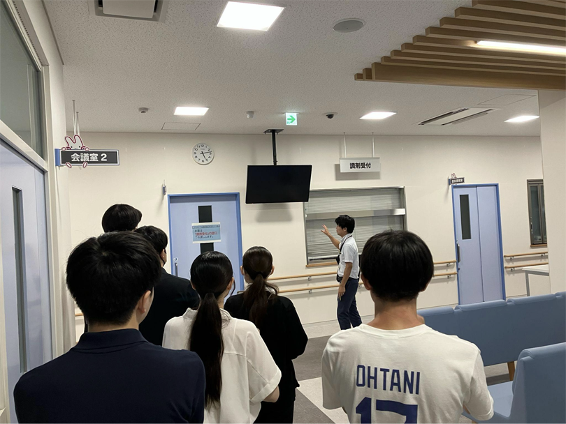 調剤受付と待合室。１階は、多摩川や玉川上水、市章を連想させる青色を基調としています。