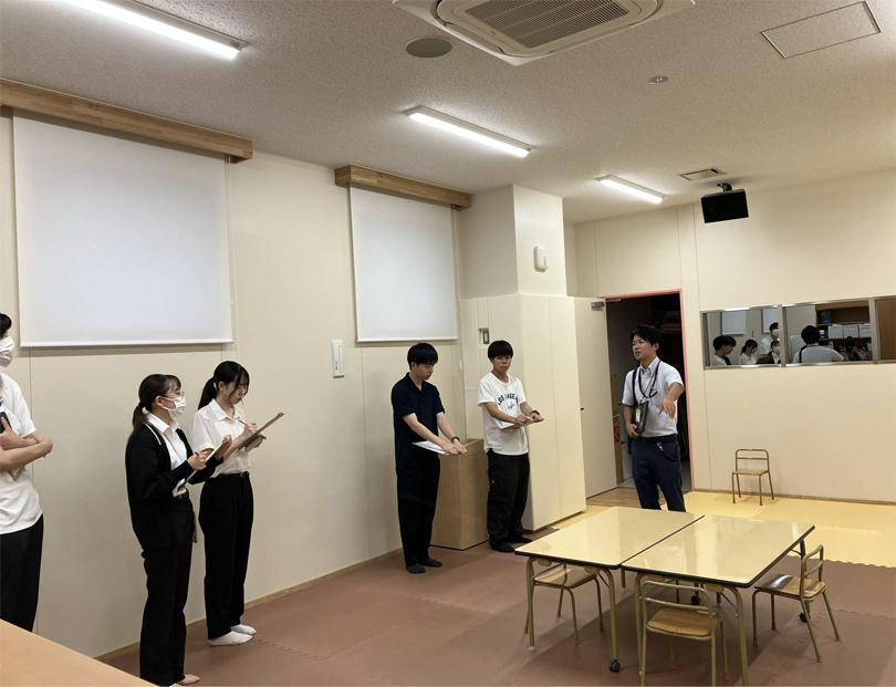 マジックミラーの後ろには子どもの様子が見られる部屋があります。