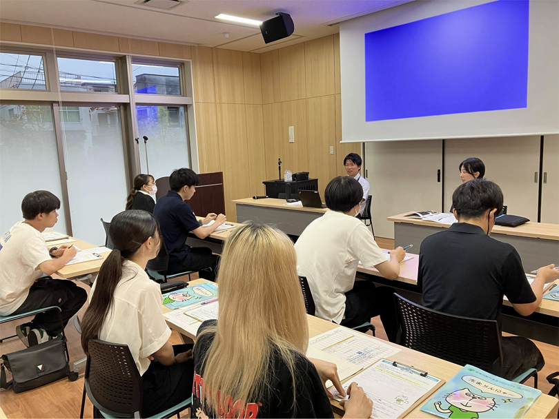 学生の姿勢からも関心の高さが伝わります。