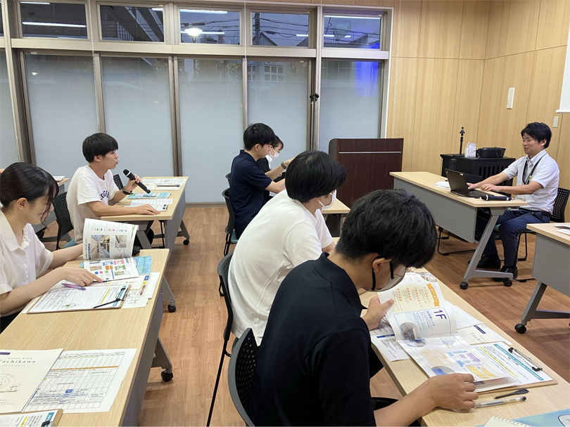 資料に真剣に目を通している学生たち