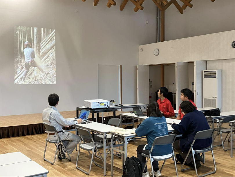 現場の様子や森林整備について<br>説明を聞きました。