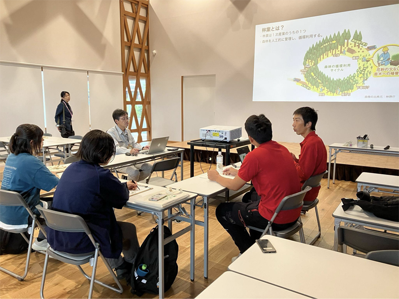 市職員、事業者、学生の３者で、<br>意見を交換しました。