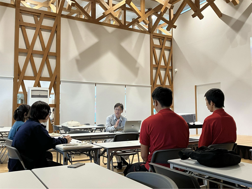 「フレア五日市」の「中のひろば」で行われた意見交換会の様子。