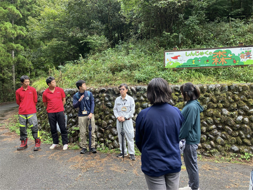 説明を聞く学生たち