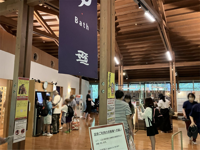 内装の壁や天井などに多摩産材がふんだんに使われています。