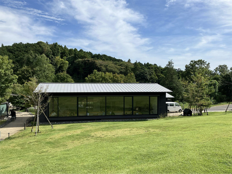 大きな窓から景色が楽しめるレストラン