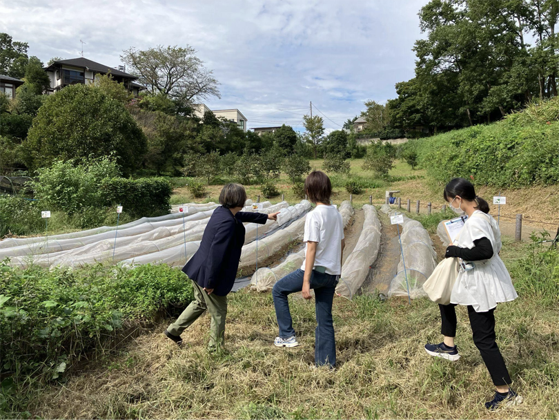 作物の栽培には近隣大学の農学部の学生も関わっています。