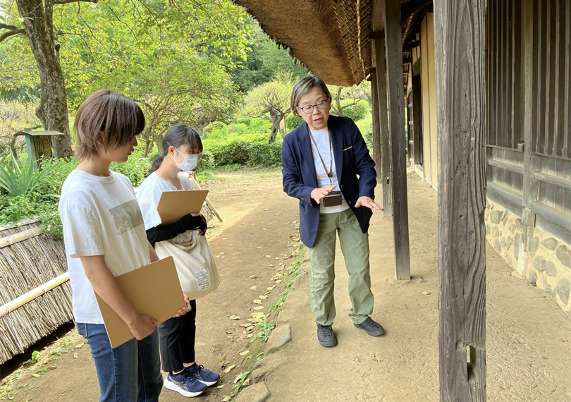 旧永井家住宅にて。昔の建物や生活の様子などについて説明を聞きました。