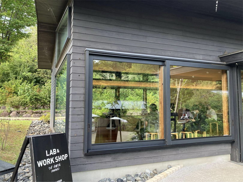 三面が広い窓になっているため、明るく開放的な「ラボ・体験工房」