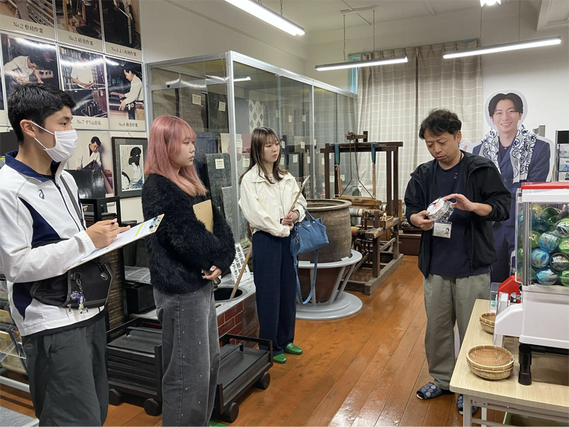 武蔵村山観光まちづくり協会職員から説明を受ける様子