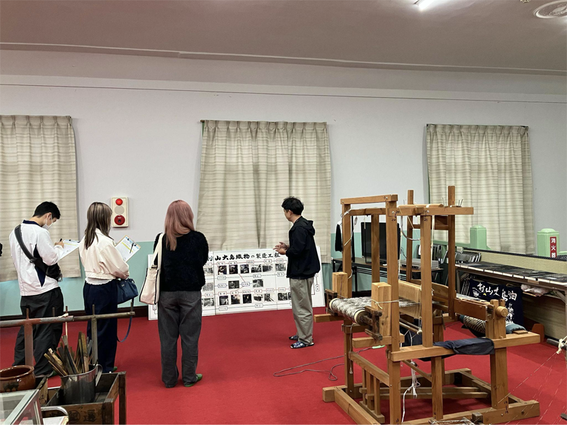 機織り機などの展示もあり、生産過程についても知ることができます。