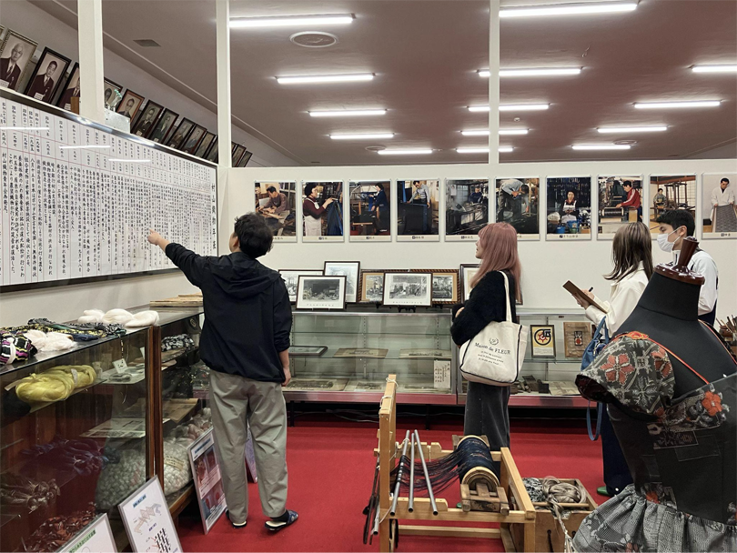 多くの展示物から村山大島紬の歴史について知ることができました。