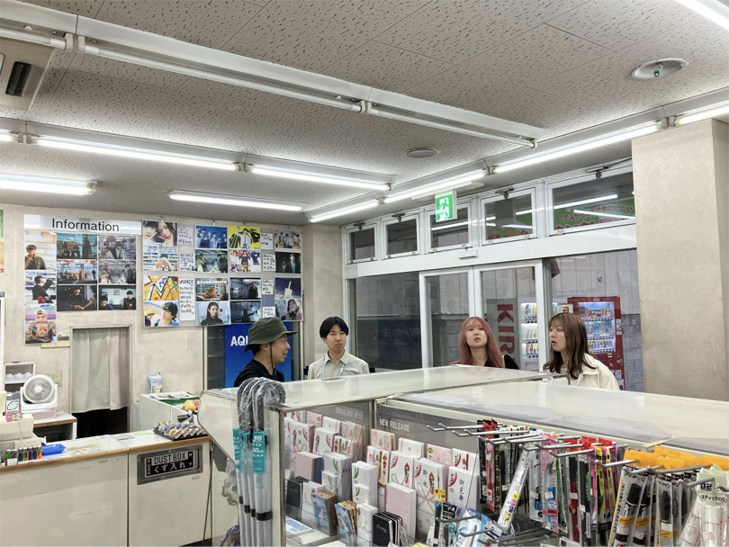 コンビニの場面の撮影で良く使われるお店。大手チェーンではない所に撮影しやすさがあるとか。