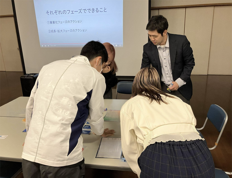 市職員のサポートでボードゲームを体験。楽しみながら疑似体験ができました。