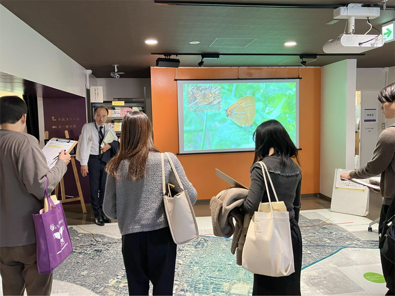 床にある航空写真を見下ろすと武蔵野市全体の様子や実際の位置が体感できました。