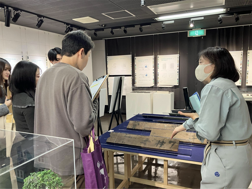 建築当時の床材の現物なども見学