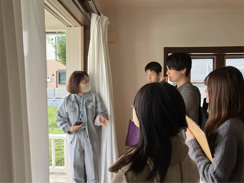 大きな窓と明るく広々した部屋の様子