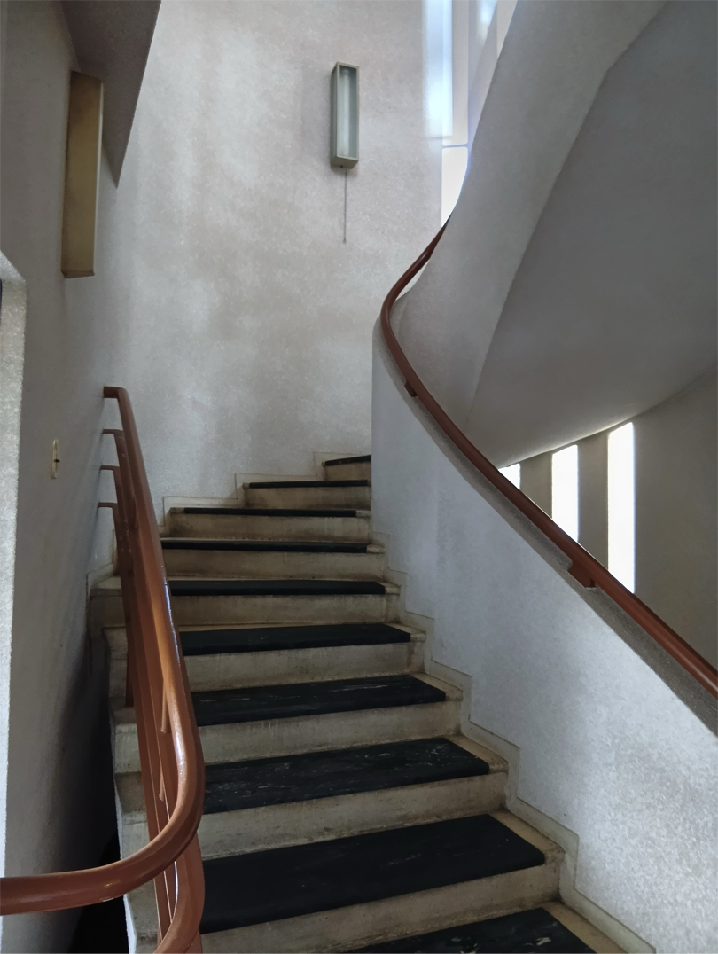 西正面玄関左にあるシンボリックならせん階段