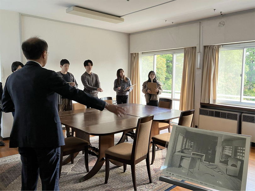 ２階にある赤星鉄馬の書斎の窓からは、緑豊かな庭が見渡せます。