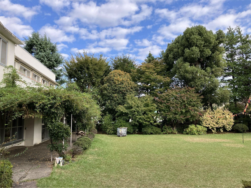 木々に囲まれた芝生の広場は各種イベントが行われ多くの市民が集う場として利用されています。