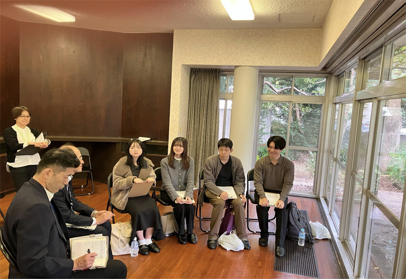 庭が望める開放的なスペースで活発な意見交換が行われました。