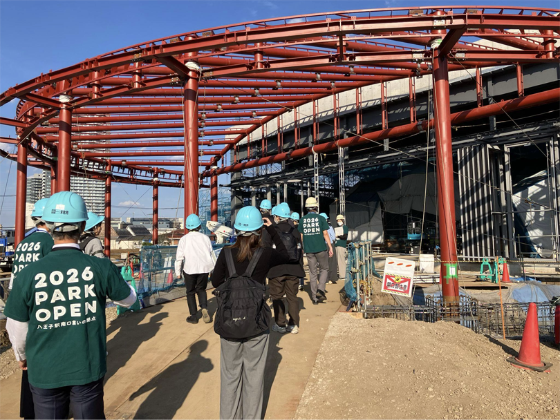 活動展示室棟の大屋根は圧巻の大きさ！