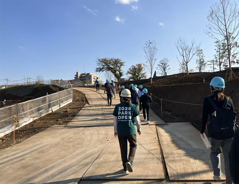 メイン棟横スロープ高低差を感じながら屋上部分へ歩きます。