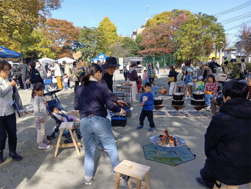 焚き火に集まりマシュマロを焼いて食べる様子。大人も子どもも楽しんでいました。