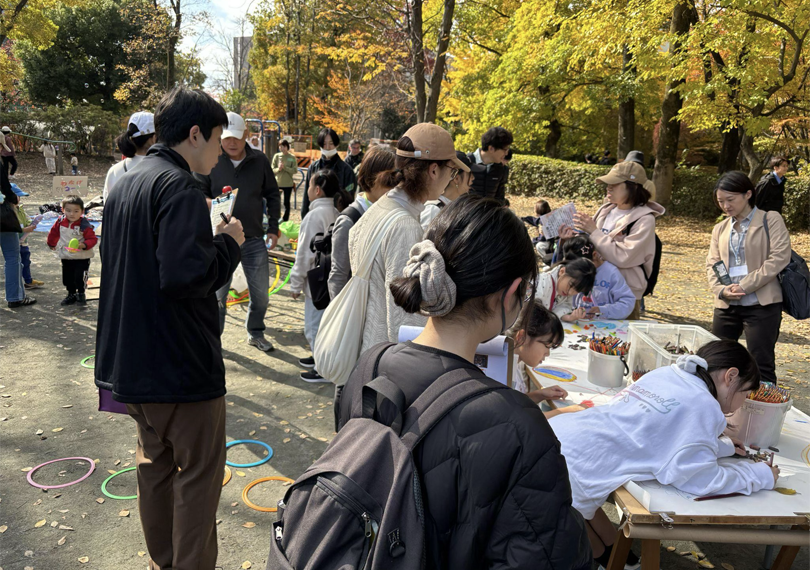 あそびひろばにて、輪投げやお絵かきなど、夢中で遊ぶ子どもたち