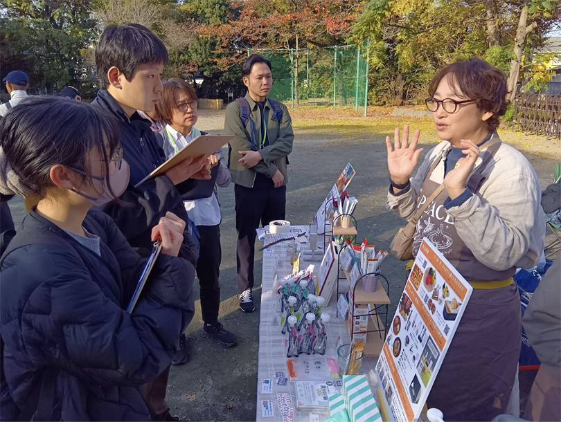 「スナック都ろ美」のしずこママ（通称）にインタビューする様子