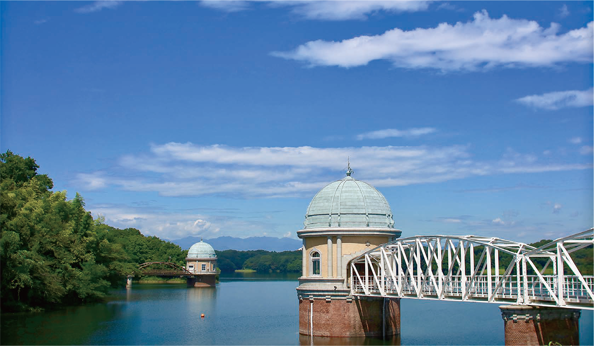 写真:湖と山と都会と