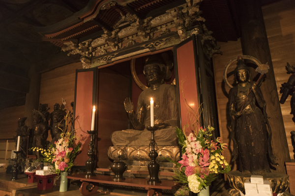 写真:木造薬師如来坐像の御開帳
