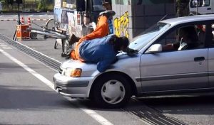 スタントマンによる交通安全イベント（自転車交通事故疑似体験）