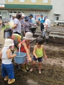 三鷹市農業公園で「大根の種まき講習会」