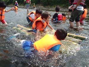 福生水辺の楽校・多摩川で遊ぼう「いかだで冒険、多摩川で泳ごう」